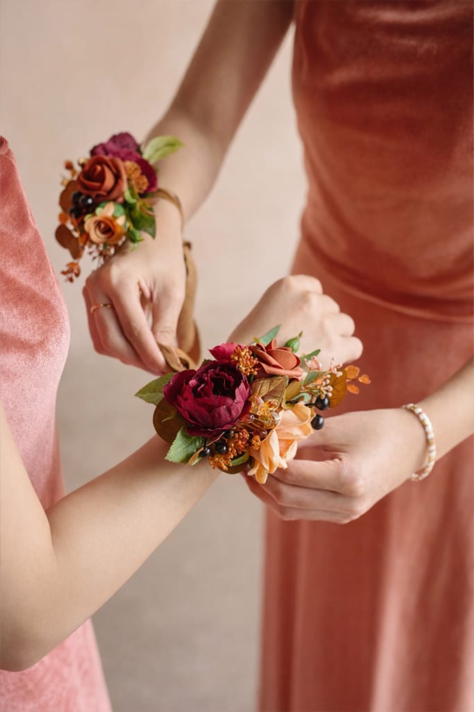 Persoane care lucrează din atelier