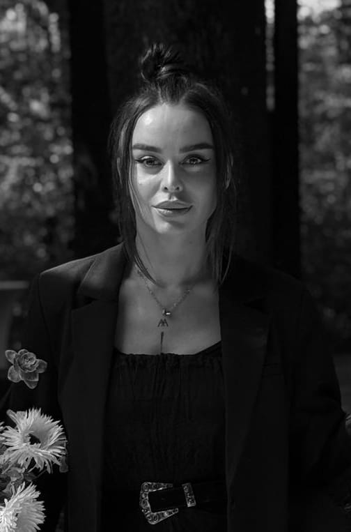 Acasă 8 Denisa Costin